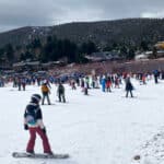 Escola de esqui ou snowboard: aprendizado guiado para crianças em um dia inteiro na neve.